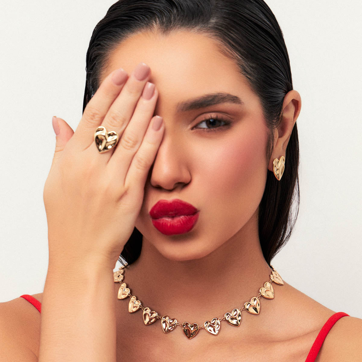 ANEL DE CORAÇÃO CURVO CRAVEJADO DE ZIRCÔNIAS