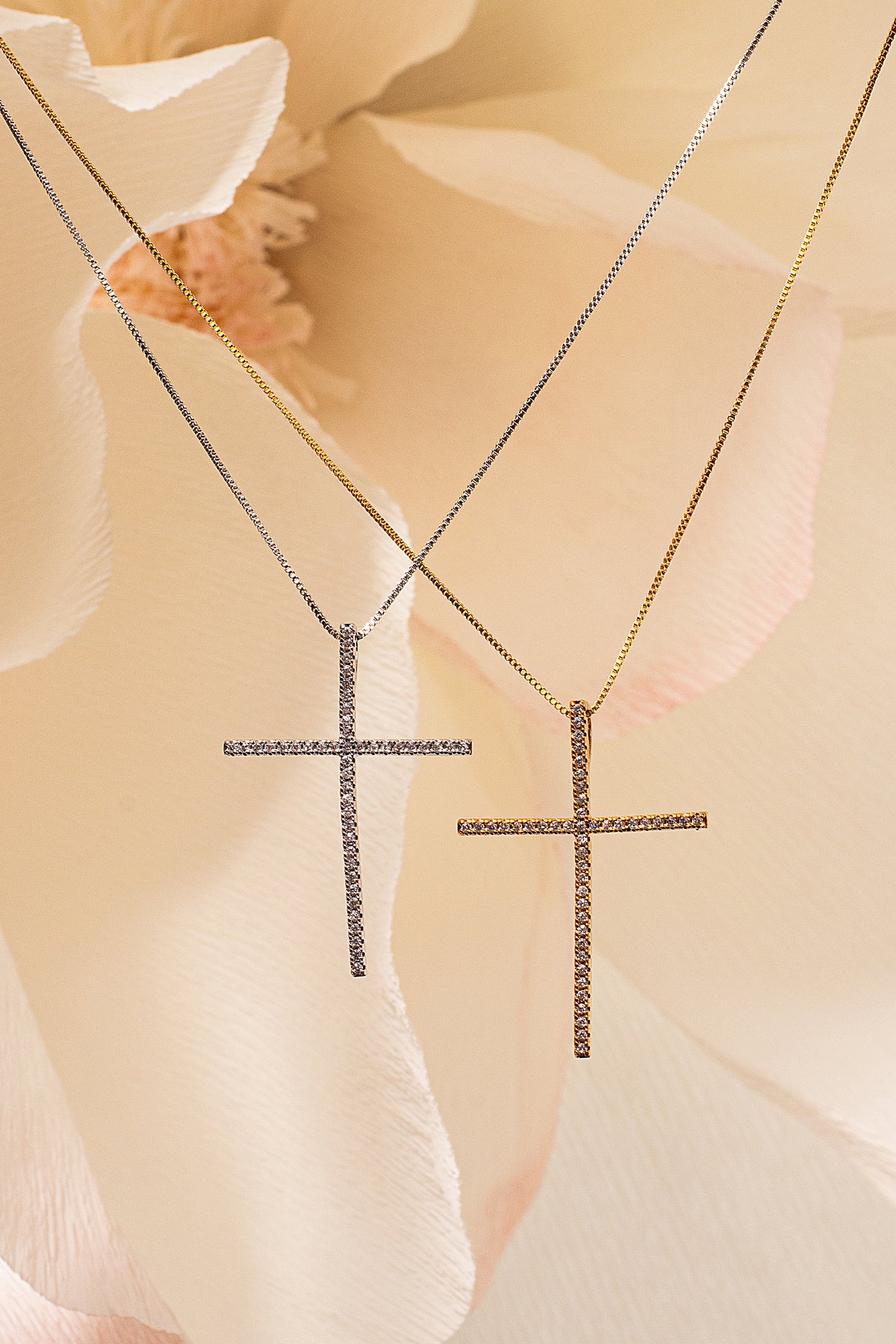 Colar Crucifixo Cravejado | Banho de Ouro Branco