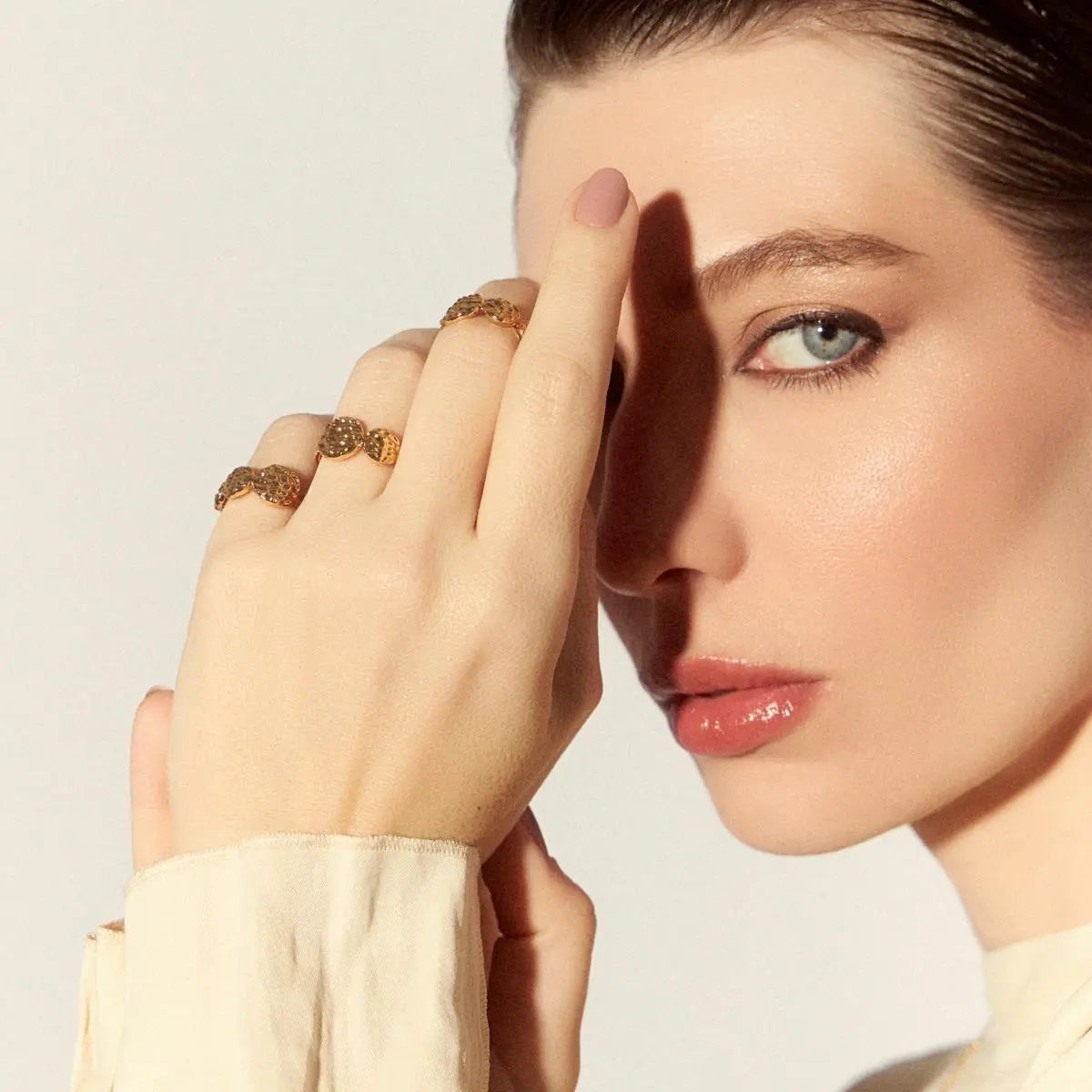 ANEL COM MEDALHADAS TEXTURIZADAS BANHADO A OURO 18k