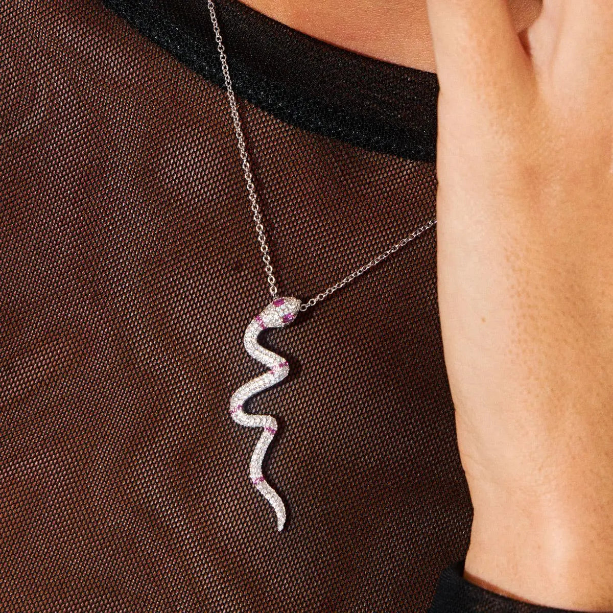 Colar Pingente Cobra Zircônia Marsala | Ródio