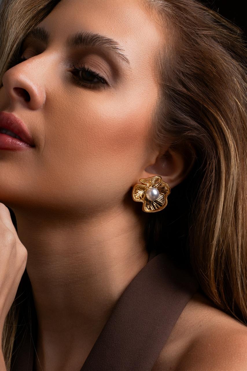 Brinco Flor com Pérola | Banho Dourado