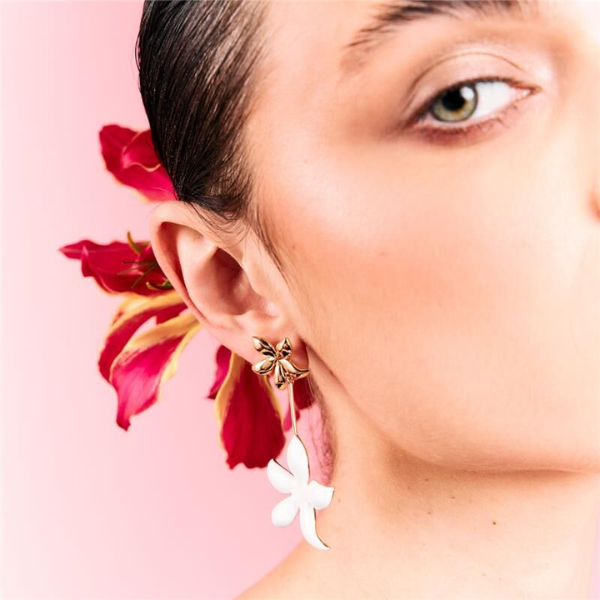 Brinco Pêndulo Flor Esmaltada e Lisa | Ouro 18k