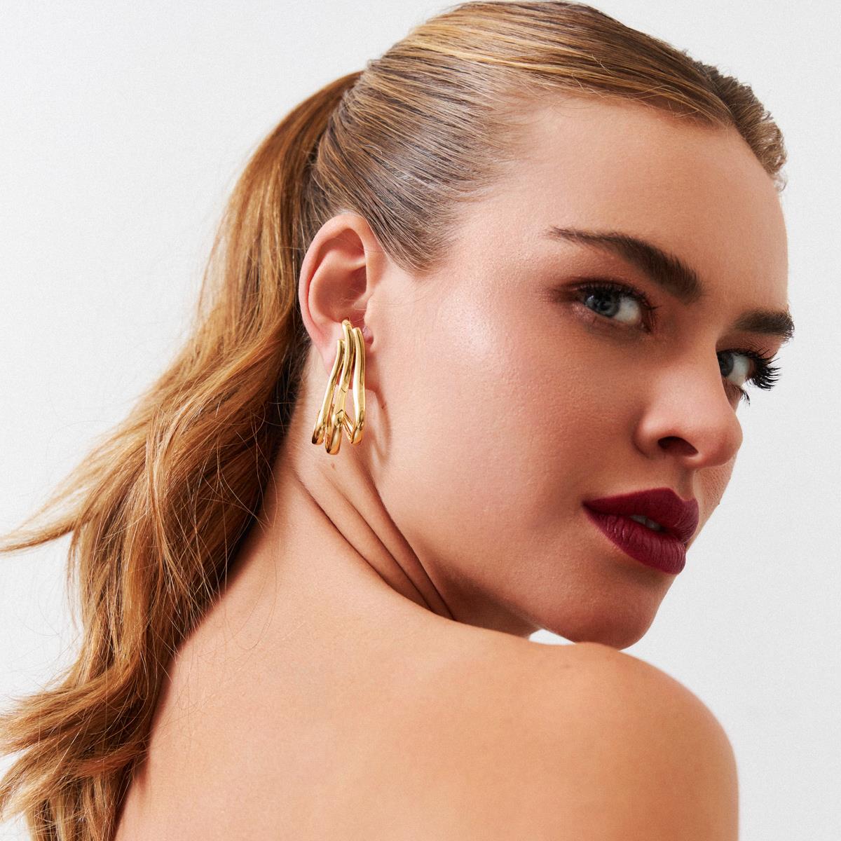 Brinco Ear Hook Curvo Liso Vazado | Ouro 18k