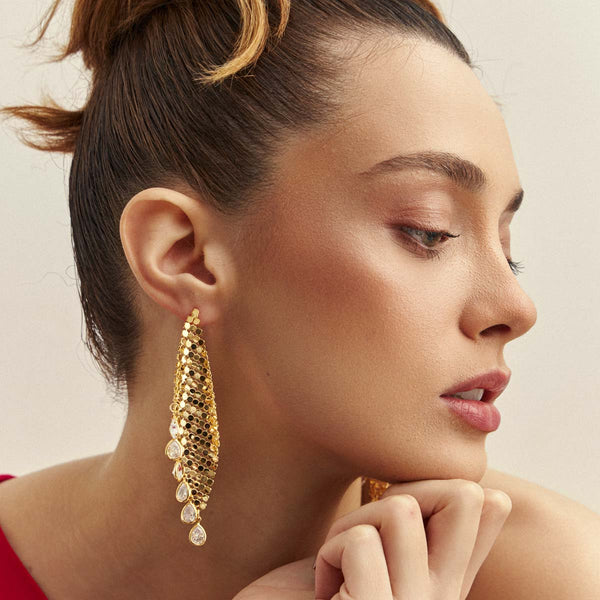 BRINCO PÊNDULO COM CRISTAIS DE GOTA TRABALHADO NO PAETÊ