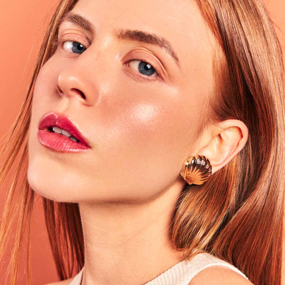 Brinco Concha Texturizado Cristais Redondos | Ouro 18k