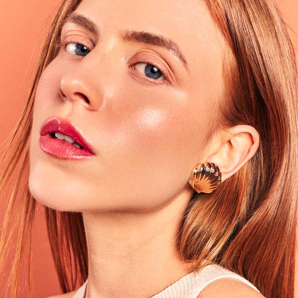 BRINCO DE CONCHA TEXTURIZADO COM CRISTAIS REDONDOS