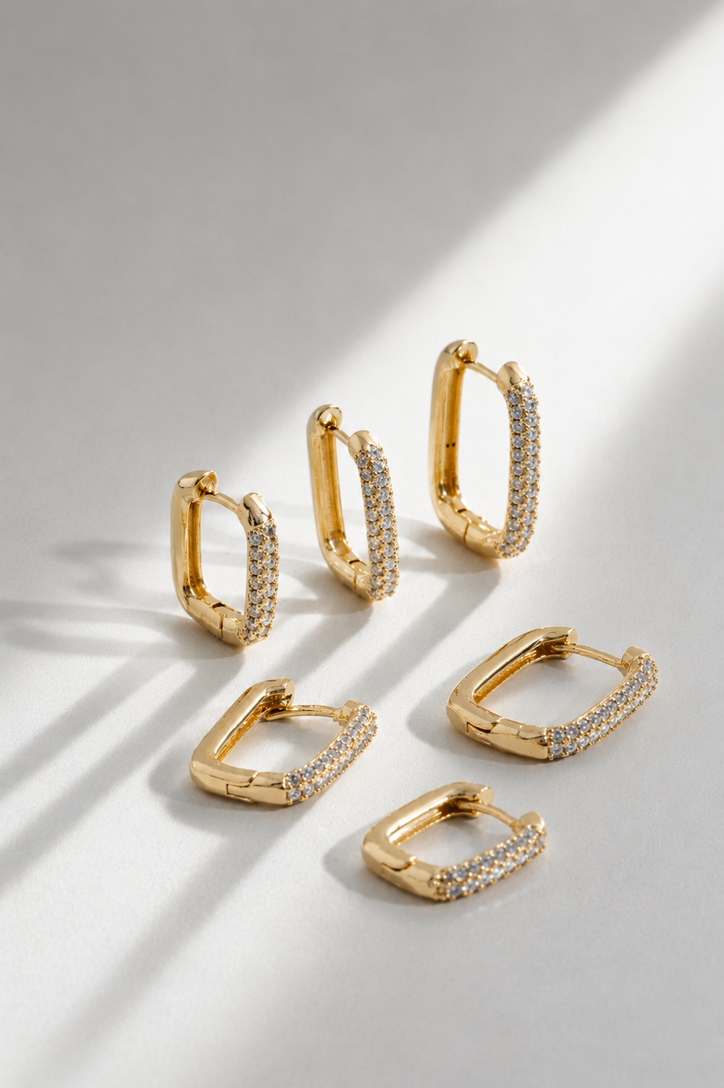 Trio de Brincos Argolas Retangulares Cravejadas | Banho de Ouro 18k