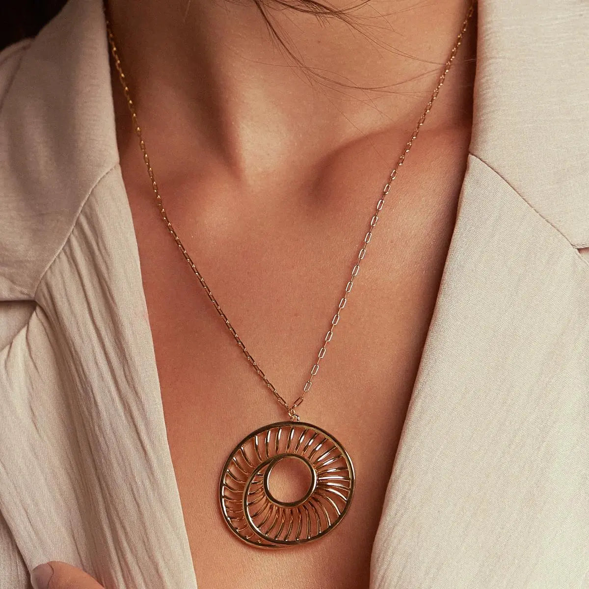 Colar Pingente Oval Vazado Texturizado | Ouro 18k