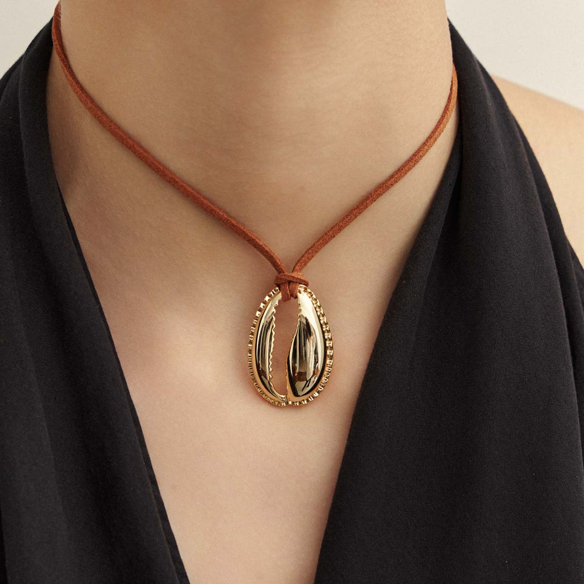 Colar Camurça Pingente Concha Vazado | Ouro 18k