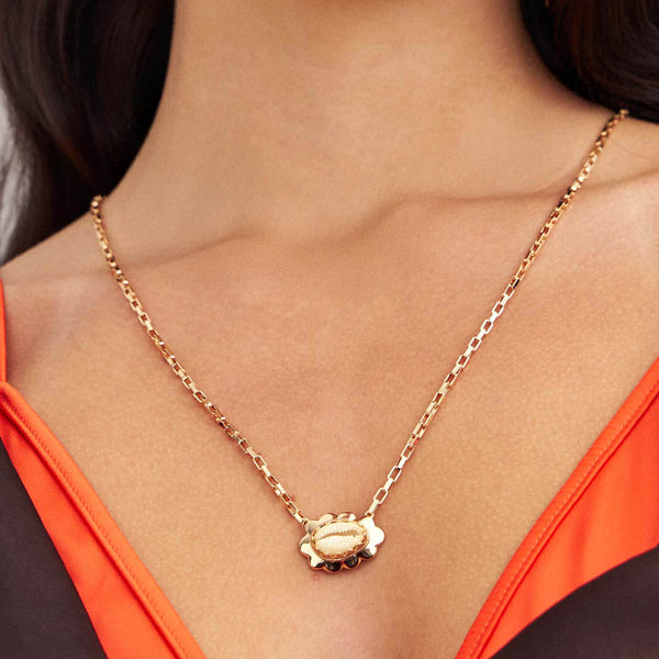 COLAR COM PINGENTE OVAL DE BÚZIOS