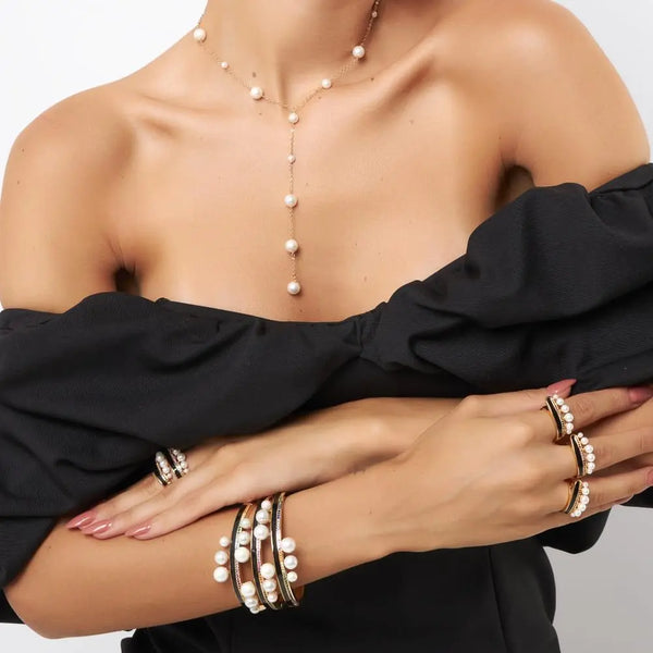 BRACELETE ESMALTADO PRETO E PÉROLA SHELL BANHADO A OURO 18k