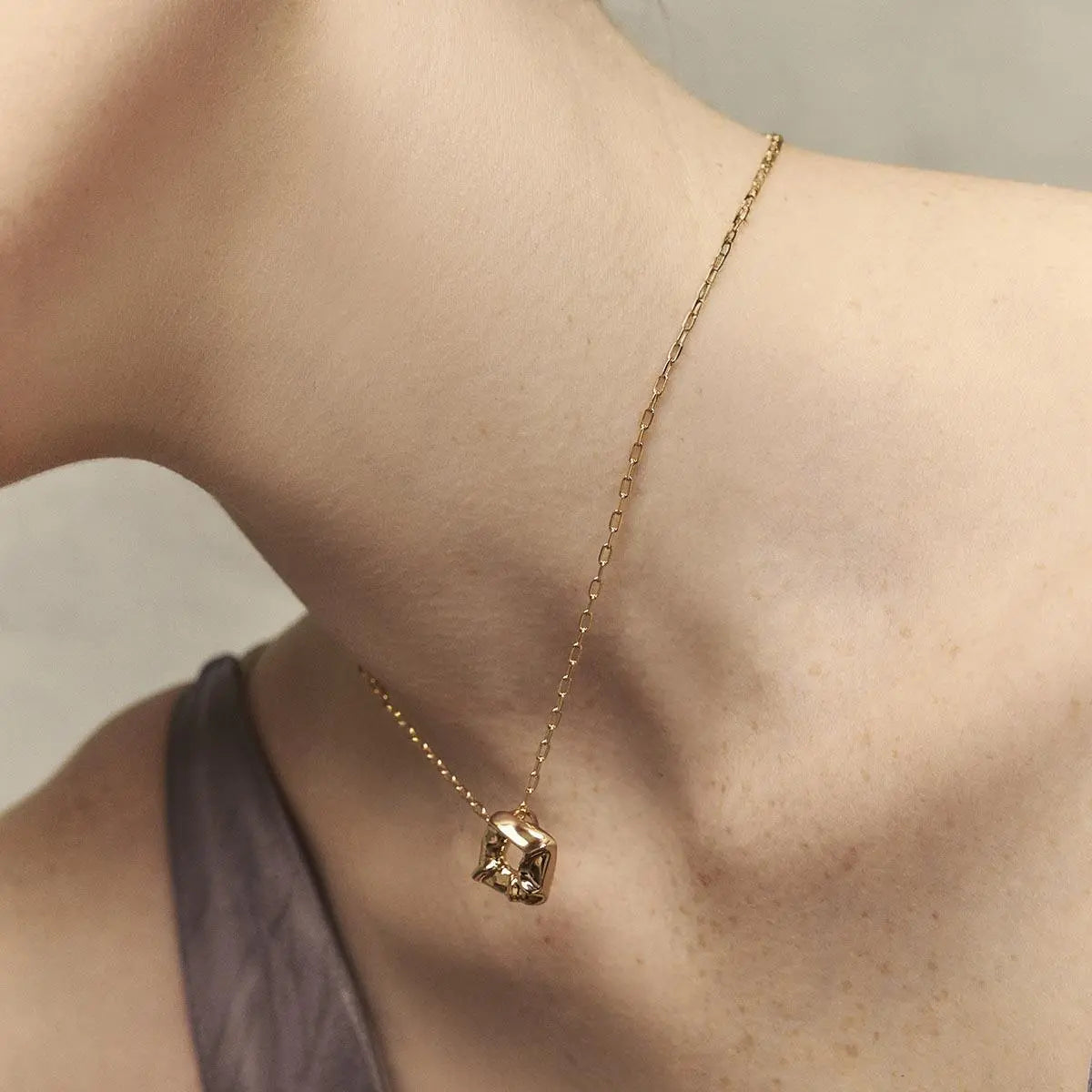 Colar Pingente Triangular Vazado Facetado | Ouro 18k