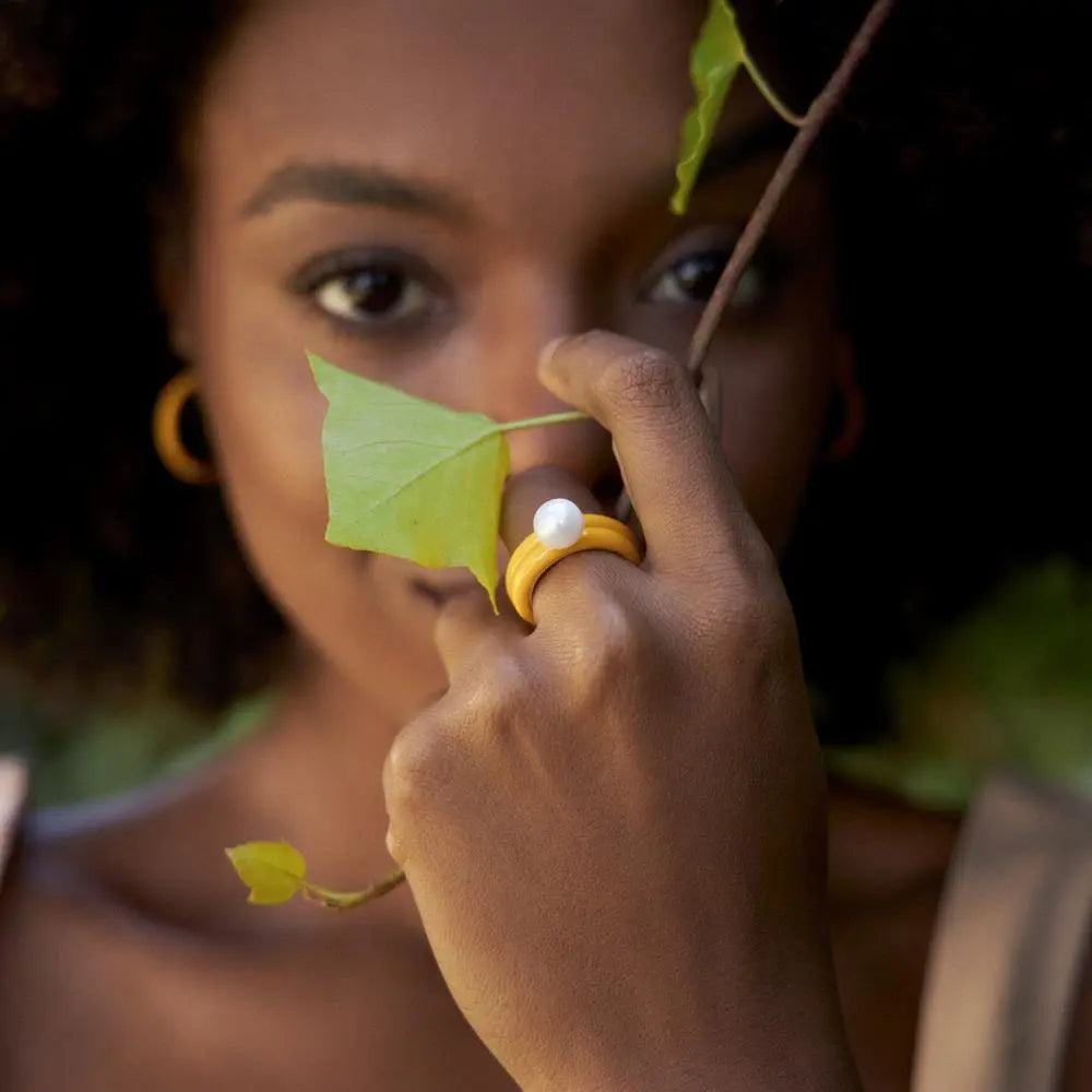 Anel Esmaltado Amarelo e Pérola | Ouro 18k