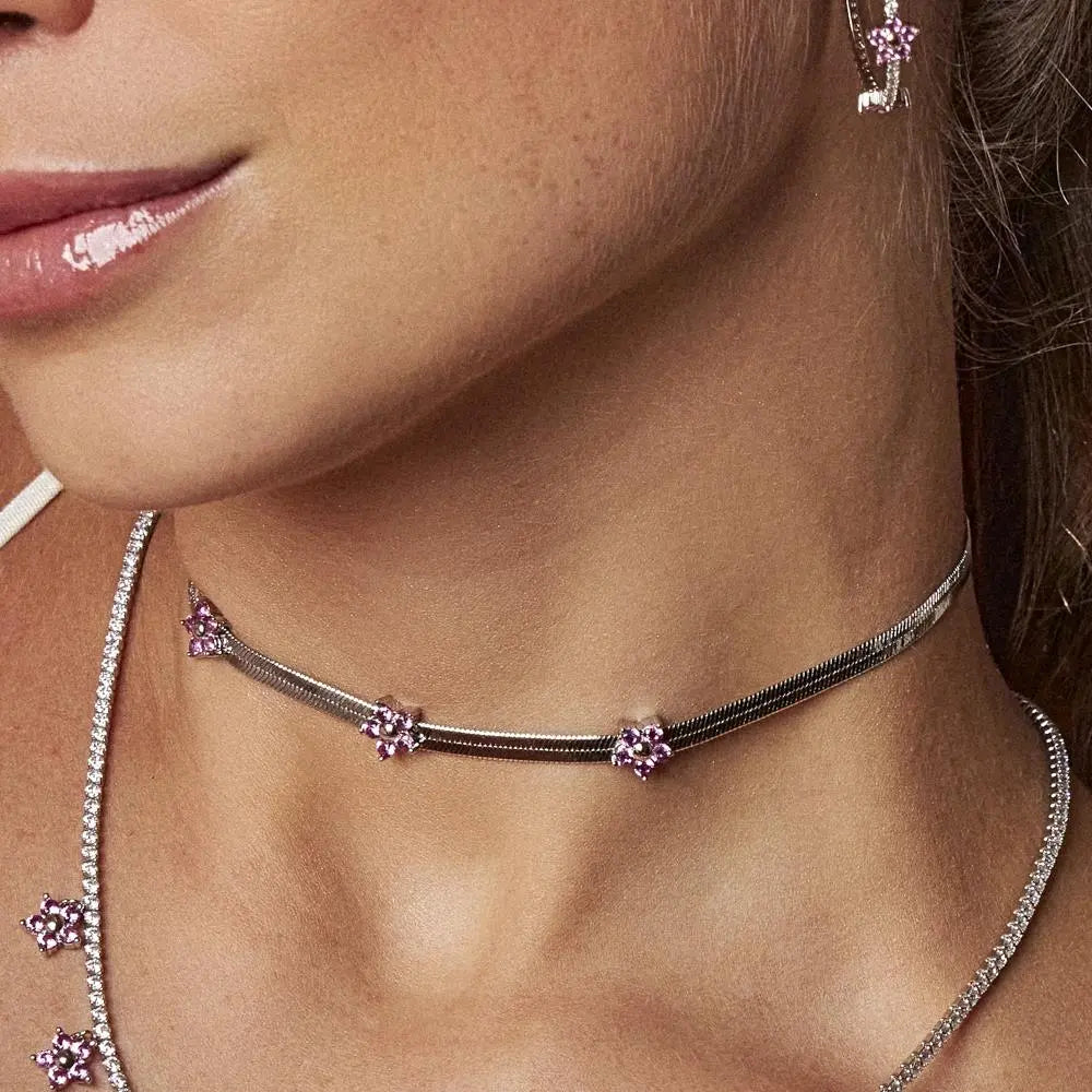 Choker Esteira Laminada com Flores | Ródio