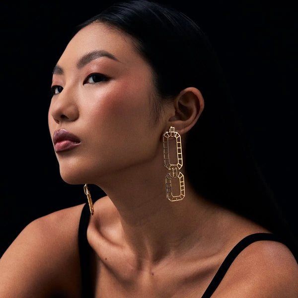 BRINCO PÊNDULO RETANGULAR TRABALHADO VAZADO