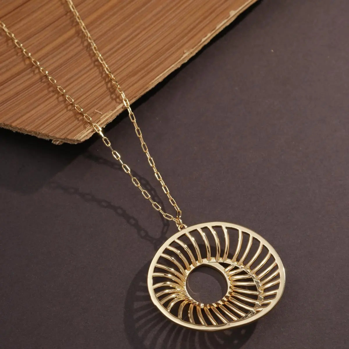 Colar Pingente Oval Vazado Texturizado | Ouro 18k