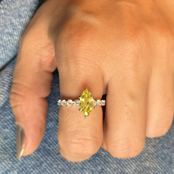 Anel Solitário Navete Yellow em Prata 925 com Zircônias – Banho de Ródio