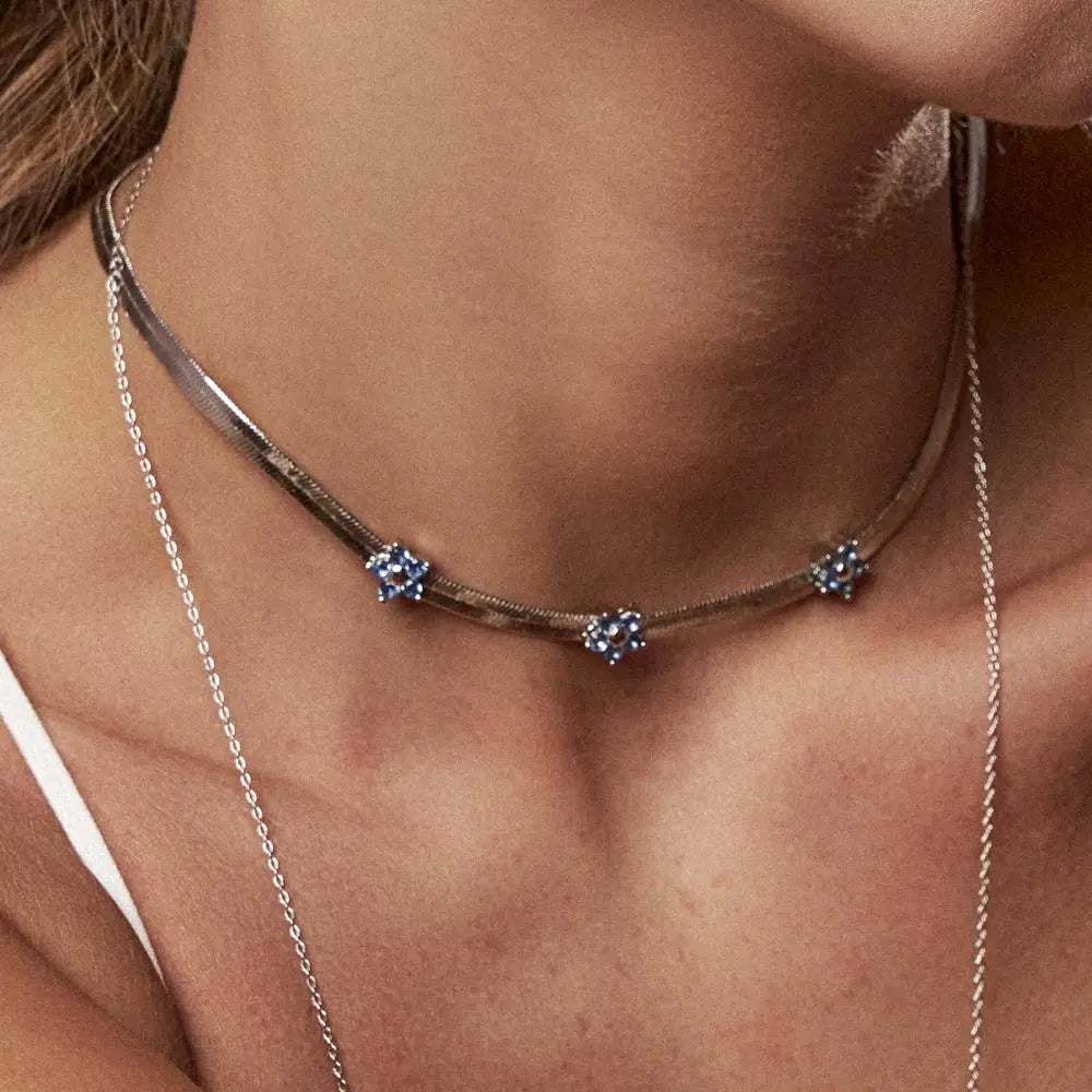 Choker Esteira Laminada com Flores | Ródio