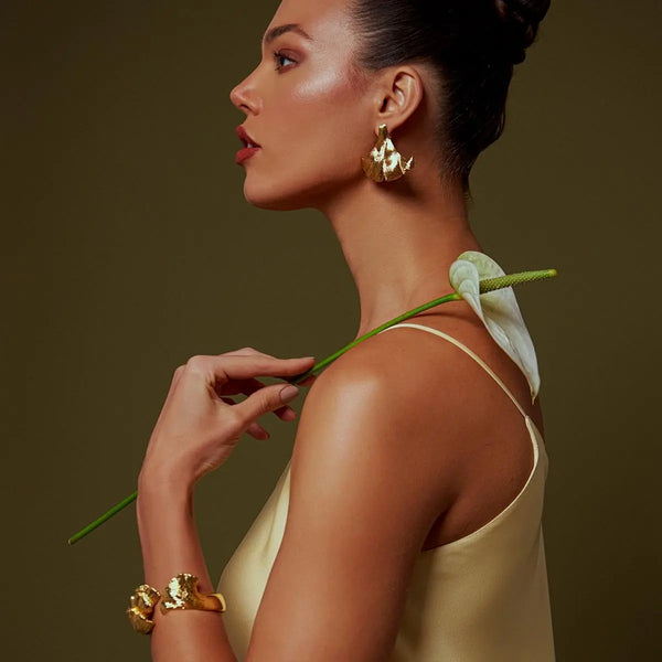 BRACELETE COM ABERTURA E PÉTALAS DE FLOR BANHADO A OURO 18k