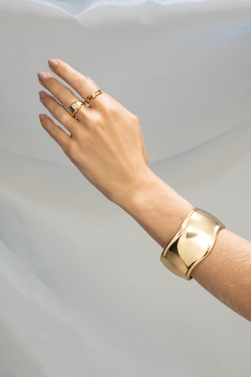 Bracelete Liso Dourado - no braço