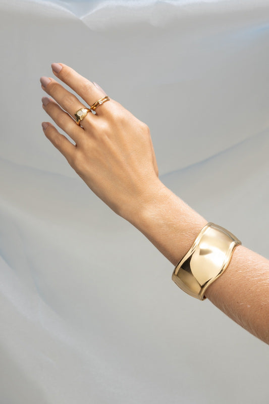 Bracelete Liso Dourado - no braço